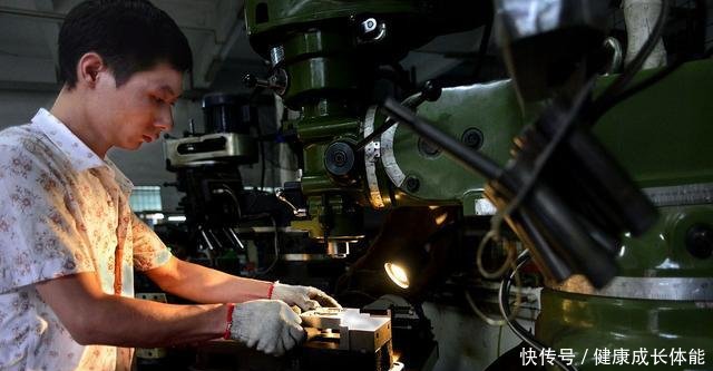  『某地』出门奔波不如在家务工 湖北某地支持农民工家门口就业！