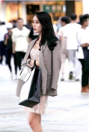 #姑娘#街拍:貌美肤白的小姐姐,展现高挑身段,很不错的姑娘