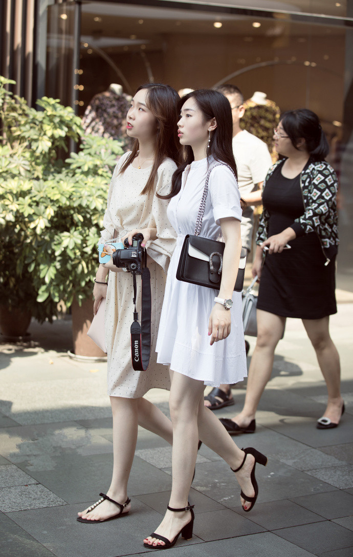 路人街拍：清新的裙子，白皙的美腿，闺蜜上街很吸引人
