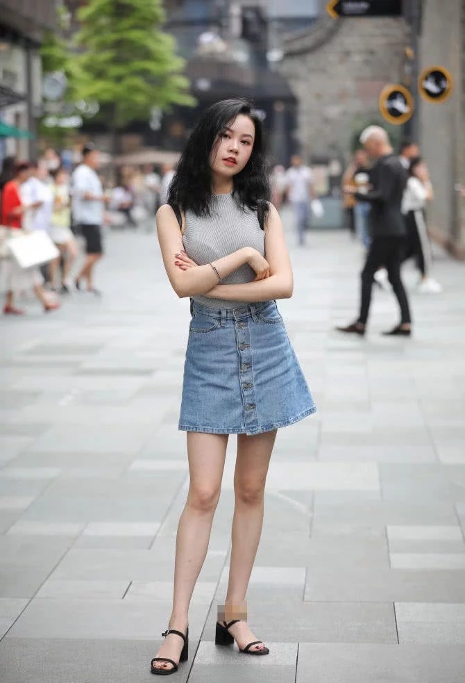 俏丽姐妹花小姐姐结伴出街,一个青春靓丽一个性感抚媚