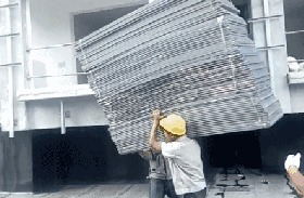 妹子，这裙子也太短了吧，还穿高跟鞋，这下崴脚了，内衣都出来了