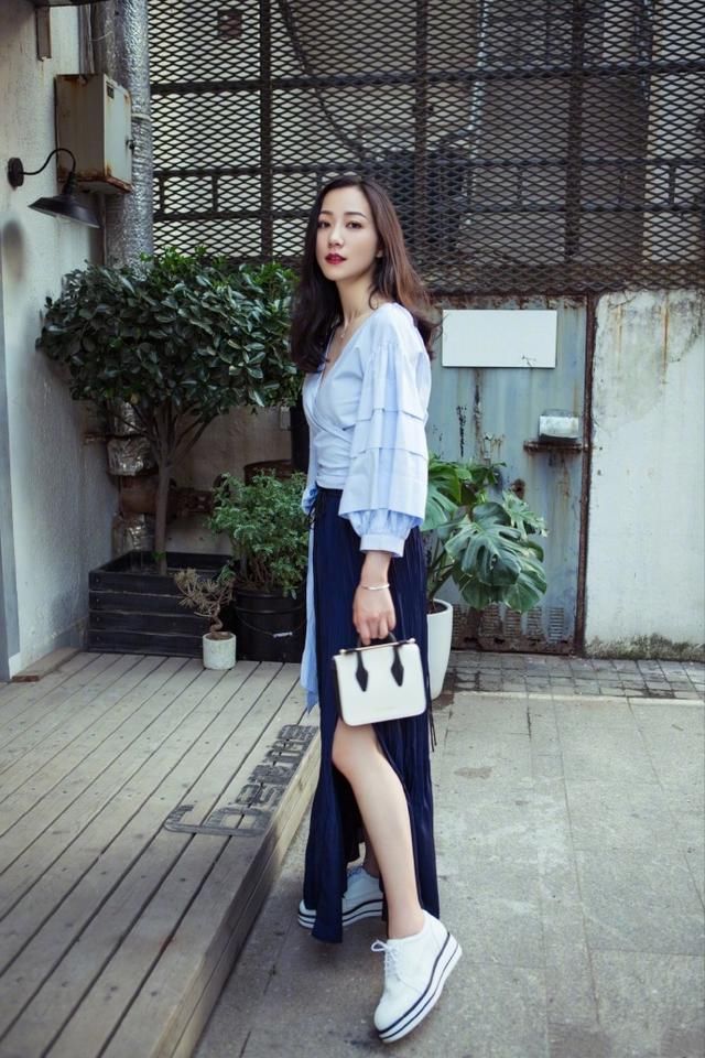 韩雪终于开窍，仅仅一条短裤穿出80斤的效果，网友：这腿是真的细