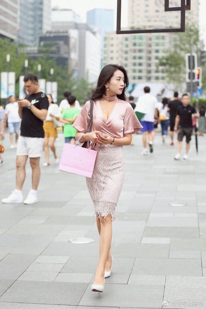 街拍:身材高挑的美女穿什么有范，好身材能衬出衣服的美