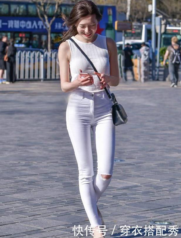 率性自然的打底裤美女，气质优雅，彰显时尚女人味！