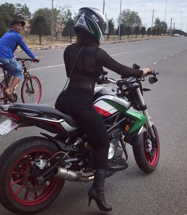 为了骑摩托更拉风，苗条姑娘苦练出欧美身材，成为宅男的机车女神