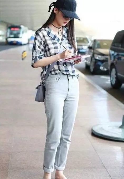 李沁穿露脐装秀蚂蚁腰，却被赘肉抢镜，网友：去健身房练练再来吧