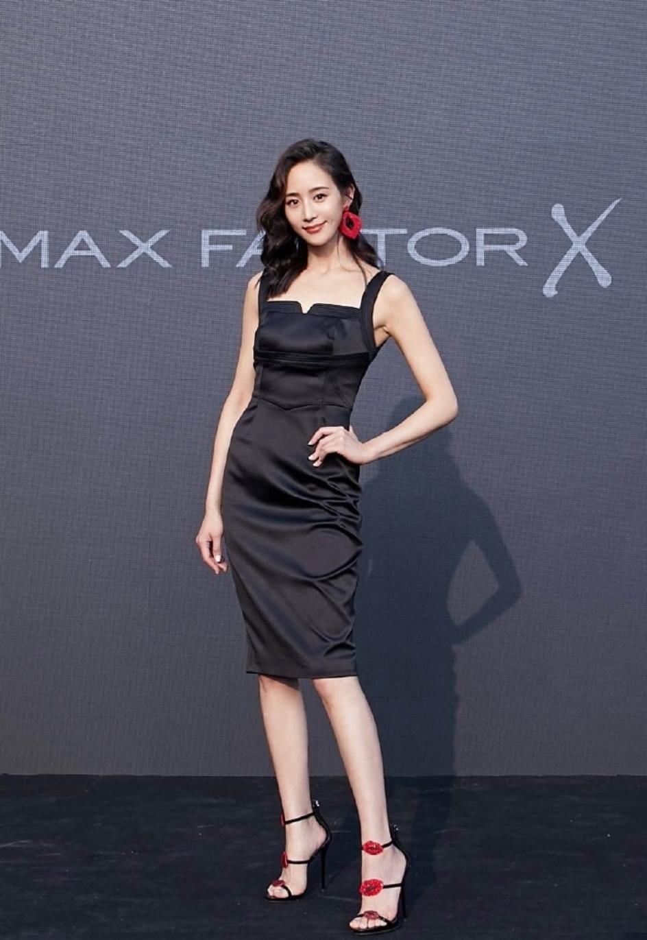 霍思燕被宠成18岁，迪丽热巴美人鱼本人，张钧宁一袭吊带惊艳众人