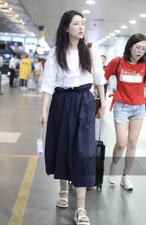 曾黎一改女神的形象放飞自我，脚下有亮点!这鞋子只有你敢穿了!