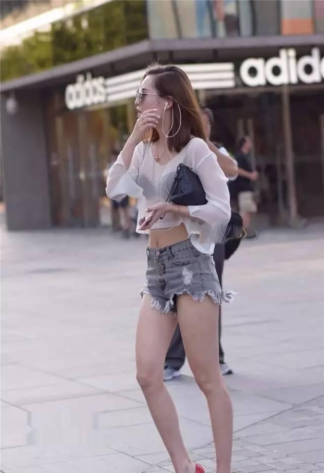 街拍:打扮时尚清凉的短裤女生，最后一图美极!