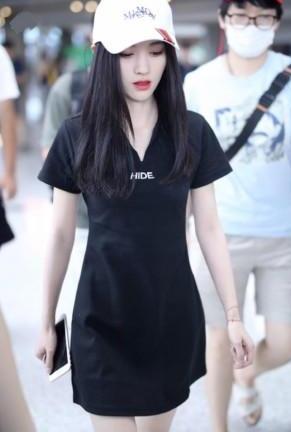 鞠婧祎终于穿连衣裙走机场，面容是四千年美女，身材却是小学生！