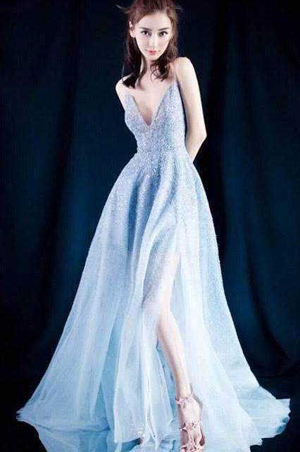 杨颖穿运动裙出席活动，纤细双腿不见，网友：修图师放假了？