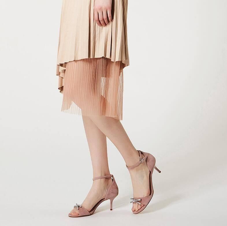 简约一字带高跟鞋成为街头焦点，细高跟拉高身线比例