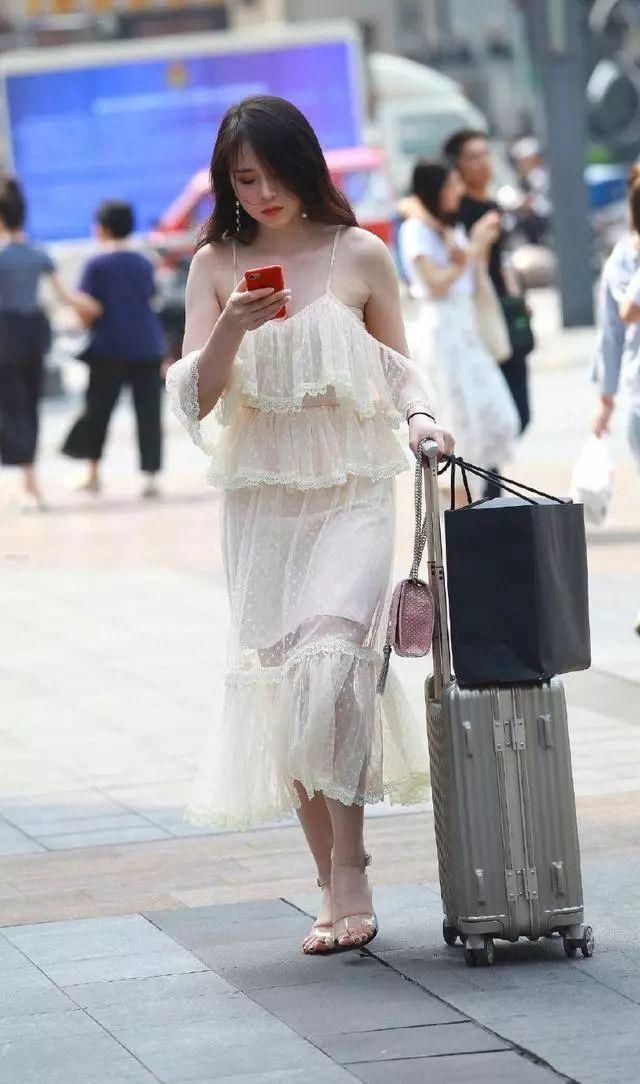 街拍:刚下火车的长裙仙女，男友没来接站?