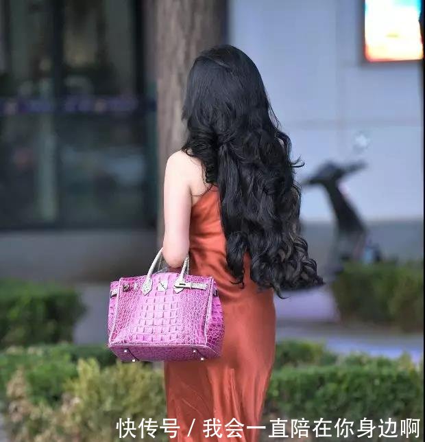街头拍摄美女路人,时尚服装连衣裙,不经意间回眸,好美