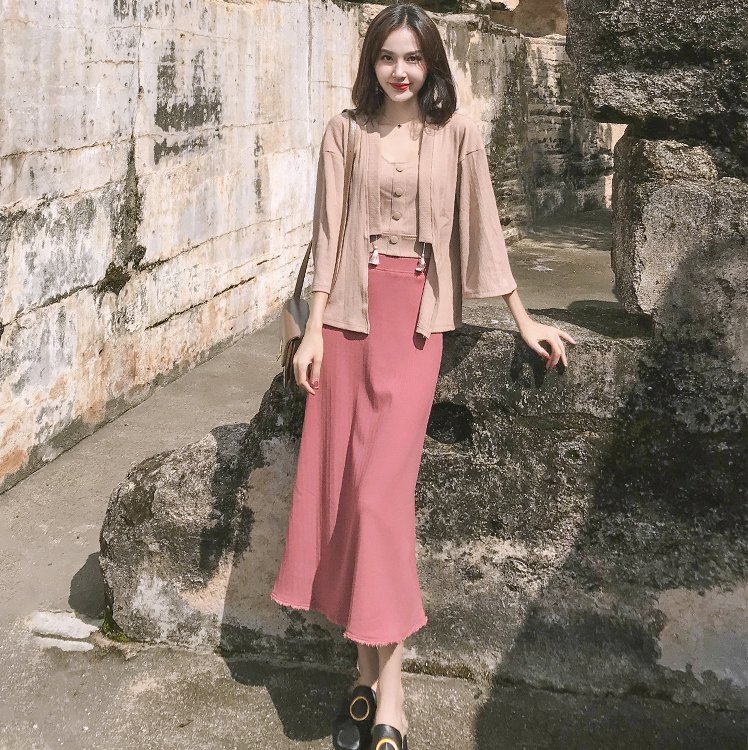 再漂亮的女人也别穿打底裤，瞧这种刚上新的套装裙，洋气有女人味