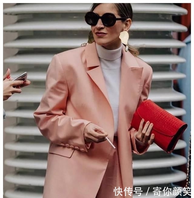 高领@时尚界人手一件的高领衫,你也能穿