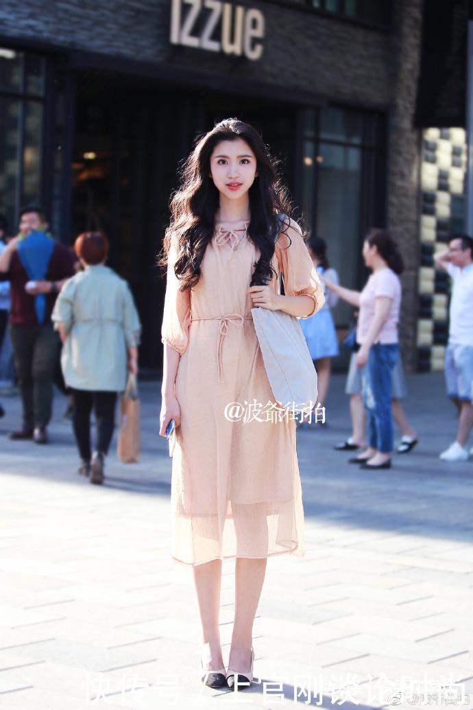 路人街拍:的肉嘟嘟小姐姐白色T恤配灰色紧身裤,秀出玲珑身材!