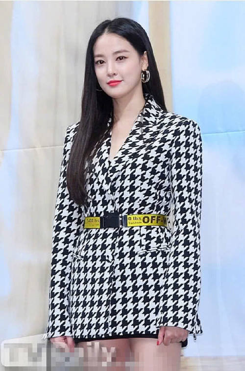 李珠妍和郑秀晶同穿西装玩下衣失踪，但是镜头移到腿上，我沉默了