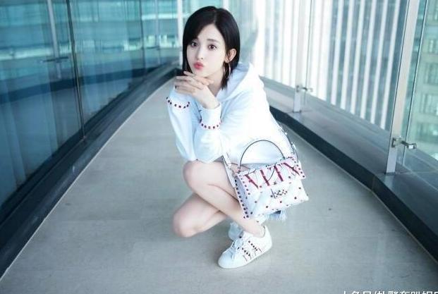 古力娜扎的清凉时尚穿着, 牛仔短裤秀长腿, 网友: 短裤能再长点吗