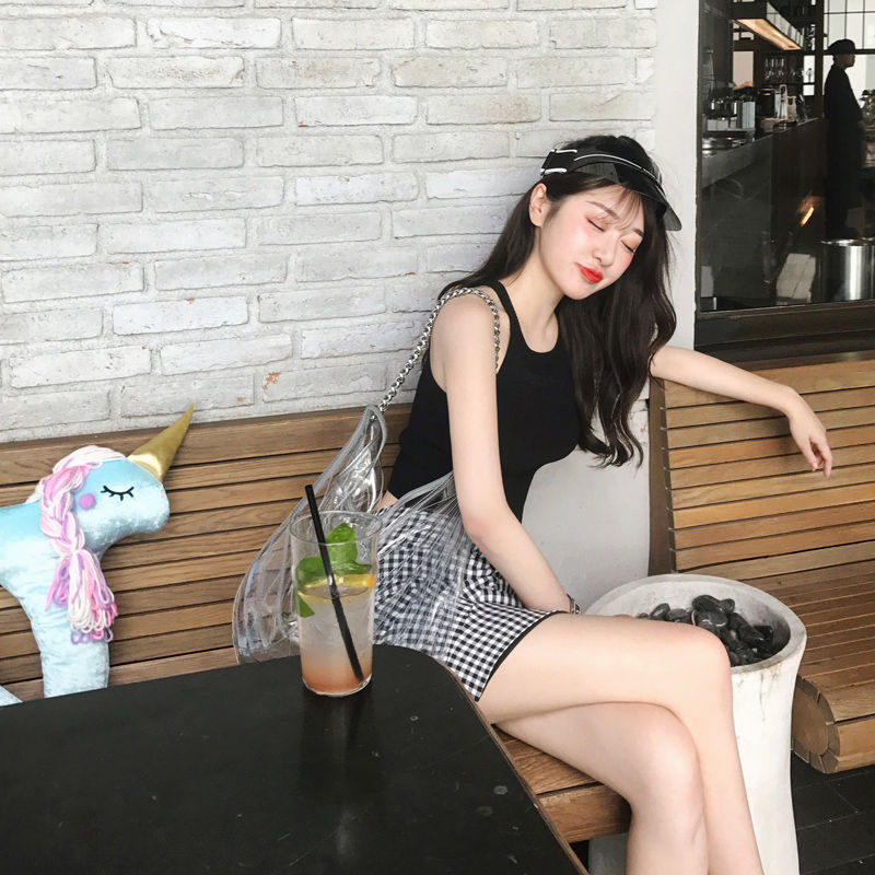 28岁的媳妇真会穿!小背心+超短裤，简直迷死人了