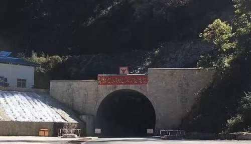 独龙江公路翻越高黎贡山，闯入怒江峡谷最后一个秘境，世外桃源！