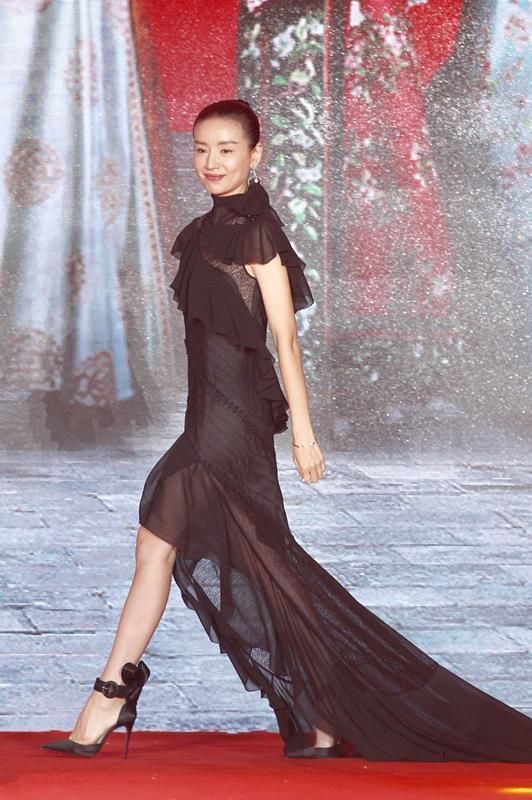 《如懿传》见面会众嫔妃比美，周迅优雅董洁大气，张钧甯气质出众