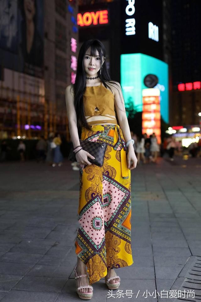 街拍：图七穿民族风的女神小姐姐，真会搭配衣服，穿出狂野土著风