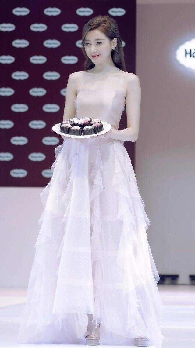 张天爱穿上抹胸连衣裙, 并向你比心喂食蛋糕