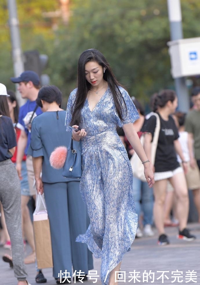  「时尚姑娘」街拍：连衣裙有多美，穿过才能够体会