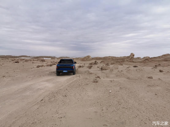 万里西游川甘青新第16天穿越大柴旦盐碱荒漠无人区游水上雅丹