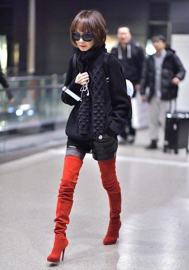 鲁豫真大胆！这身板子还敢穿这种短裤太尴尬了，都不知道怎么进去