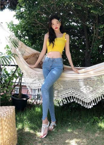 清新唯美的牛仔裤美女，将休闲与恬静的味道融为一体