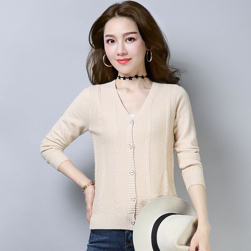 我滴天，53岁姨妈也太时髦了，秋天穿小衫配短裙，美嫩赛90后