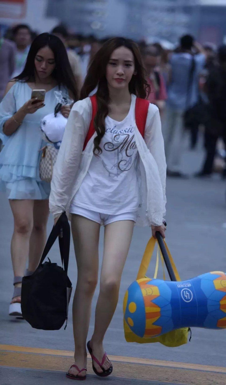 街拍:骨感美女也能吸引眼球，靠的是这个!