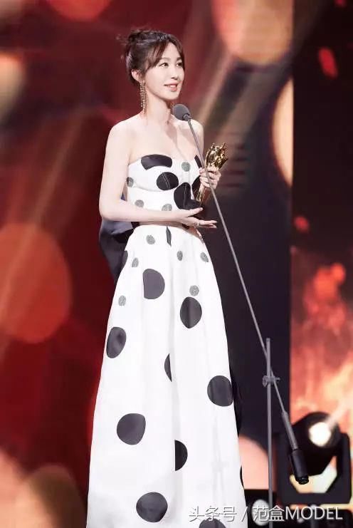 李菲儿秀出一双大长腿让人羡慕不已，不比杨幂差