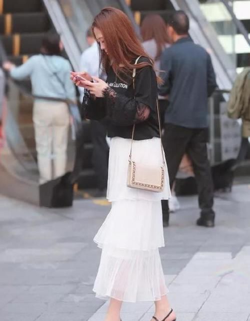 「气质」街拍:明眸皓齿的美女,一件白色斜肩上衣配黑色短裤,唯美气质