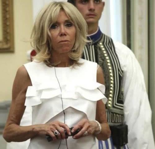 65岁法国第一夫人终于换发型，露出纤细脖颈，巴掌脸太让人着迷！