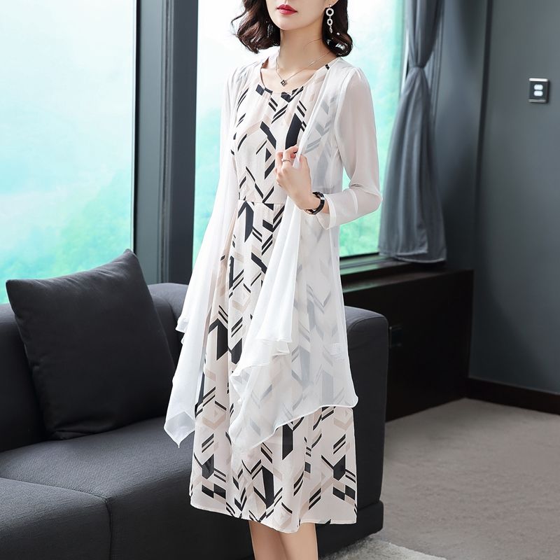 40岁女人别穿太花哨，学下面女人穿素雅裙+尖头鞋，温婉有气质