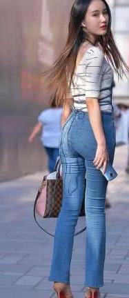 牛仔裤的样式越来越多啦，但是牛仔裤还是主要以水洗蓝色为主