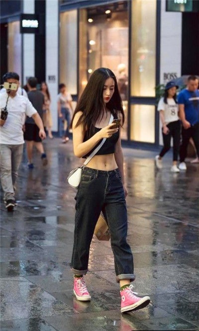 肤白|街拍:貌美肤白的小姐姐,唯美的穿搭,自然大气