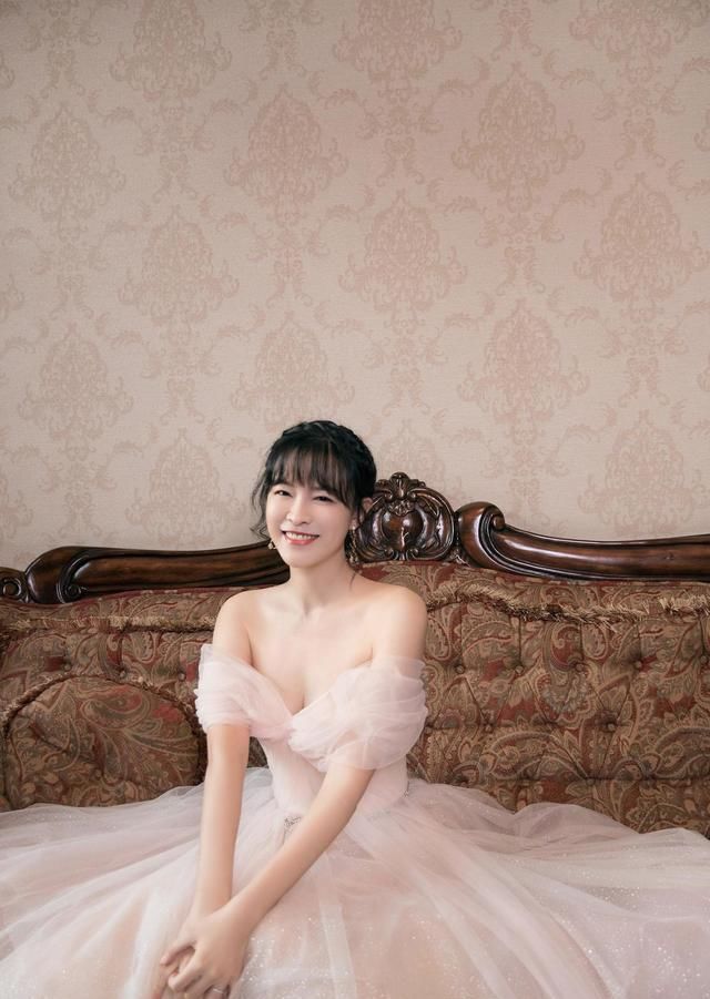  [连衣裙的时]李艾当妈后气质更甜美，薄纱露肩连衣裙亮相，编发发型时尚洋气