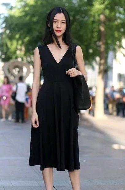 「气质」街拍:婀娜多姿的美女,一条墨绿色连衣裙外搭牛仔外套,时尚气质