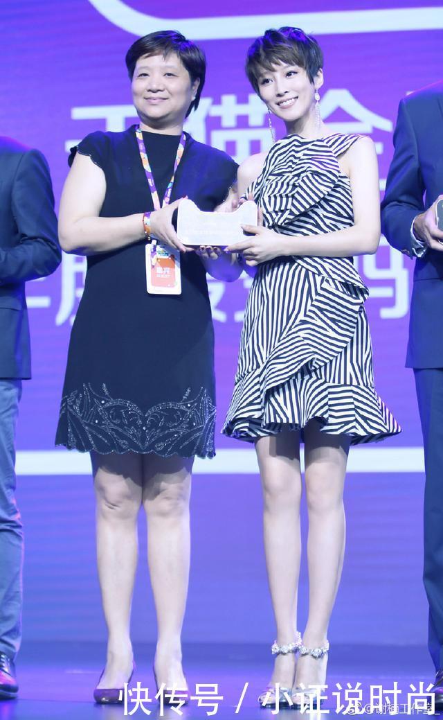 35岁谢楠孕期依旧纤瘦,蕾丝短裙+高跟鞋温柔又霸气!