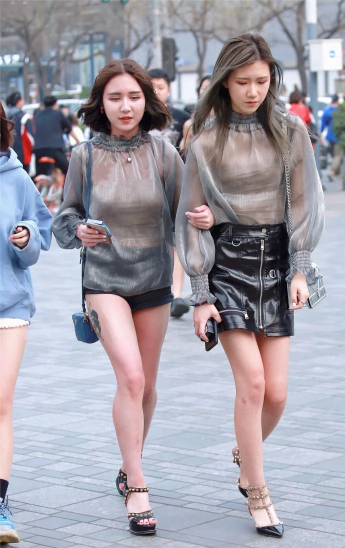 两个小姐姐穿薄纱装出行，网友评论：撞衫不可怕，谁小谁尴尬！