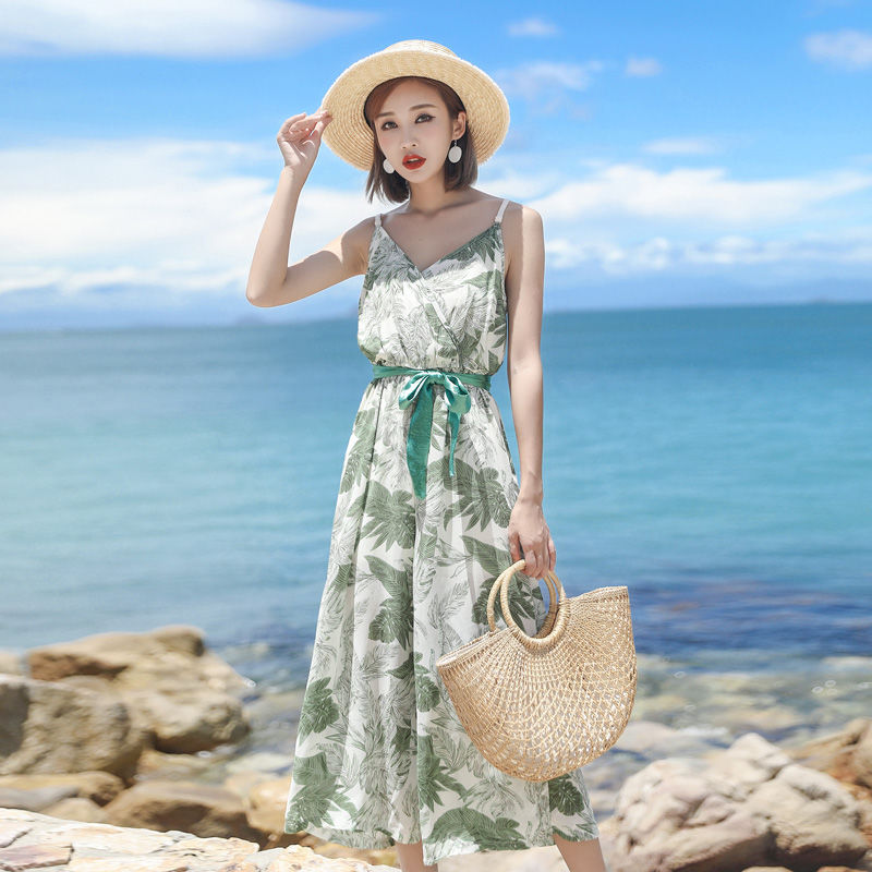 现在的女人胆真大，海边这样穿，真好看，海美人更美