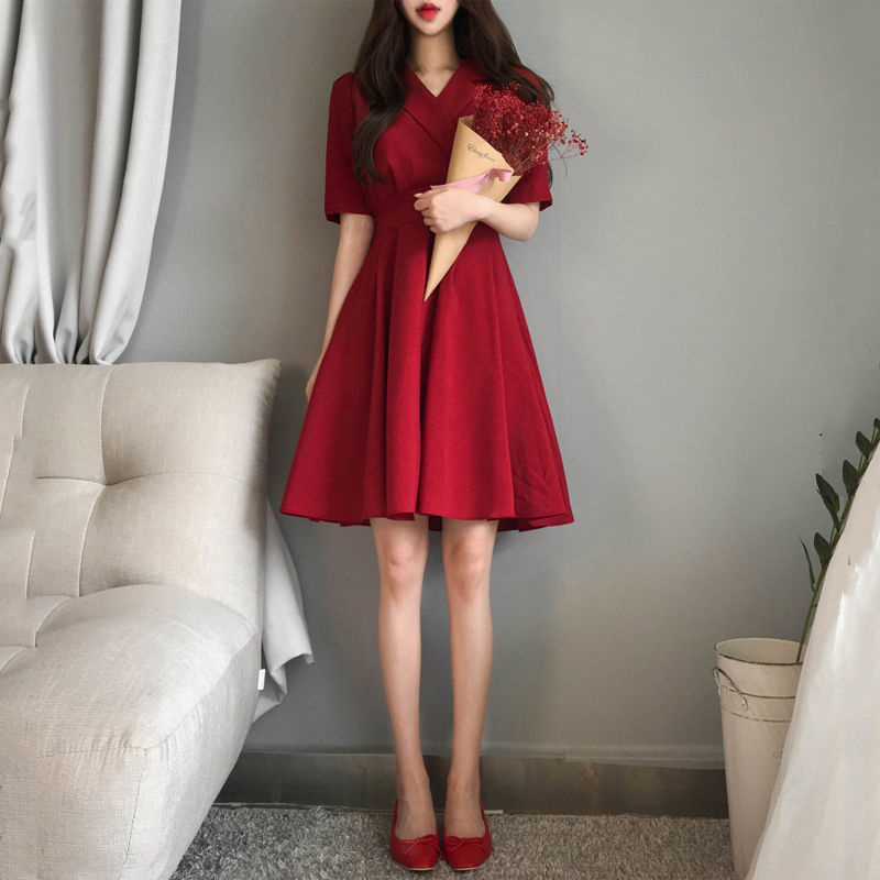 炎夏天女人越来越迷人，只因穿这时尚裙装，魅力凹凸曲线显女人味