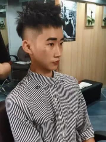 小伙让理发师照着吴亦凡的发型剪，理发师剪成这样，网友：笑喷了