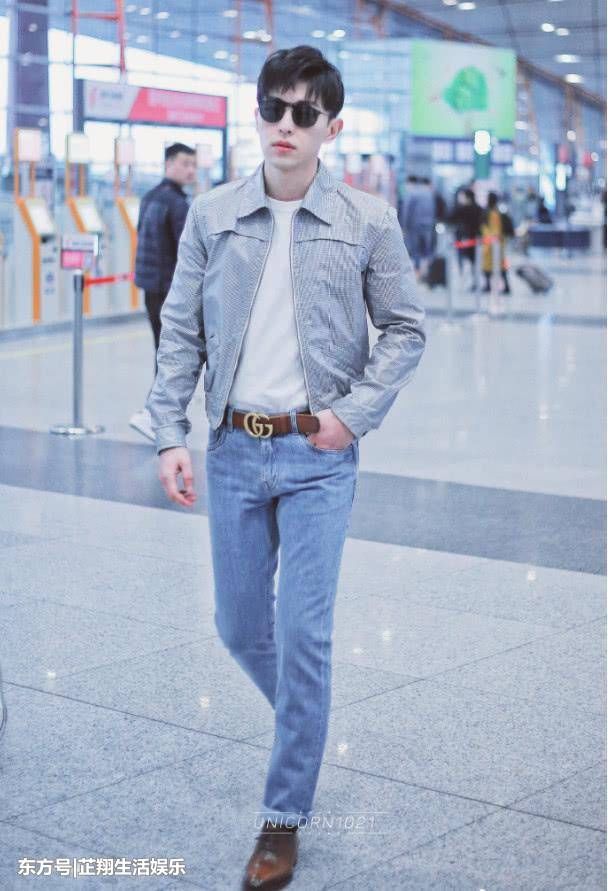 邓伦真搞笑!换一件衣服又来走机场，网友:1000块可不能白花