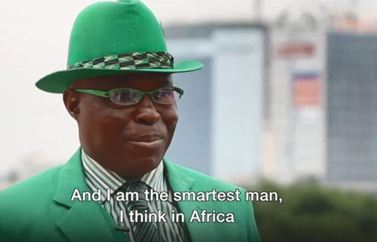 黑人男子自称是“世界上最聪明的人”,衣着风格独特引路人侧目