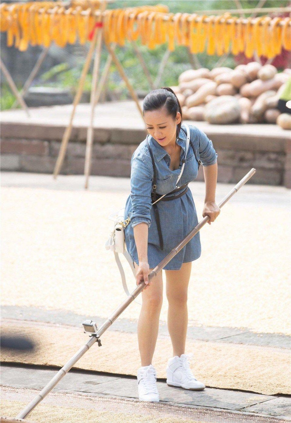 宁静真是瘦了很多，穿上紧身裙，一点赘肉都没有!